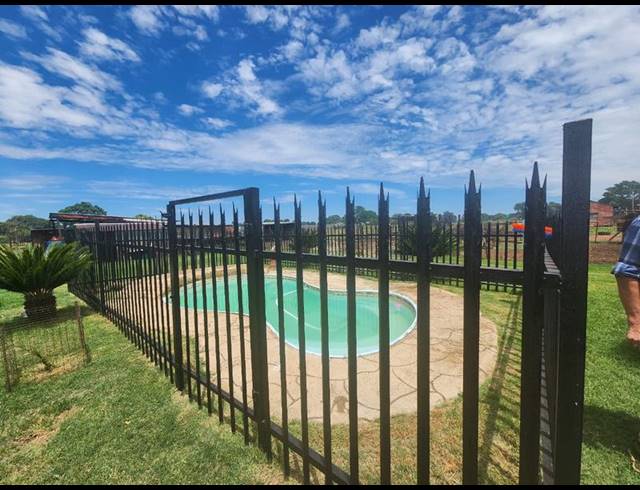 3 BEDROOM HOUSE FOR SALE IN MIDDELVLEI AH